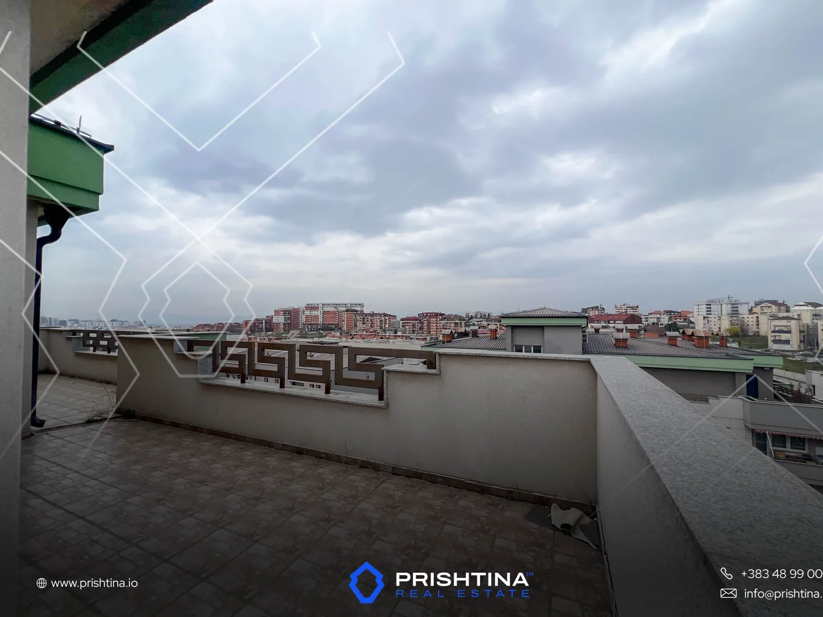 Zyrë me qira 144m² në Rruga B