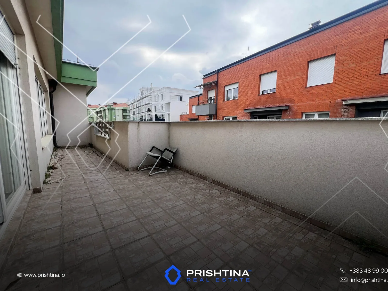 Zyrë me qira 144m² në Rruga B