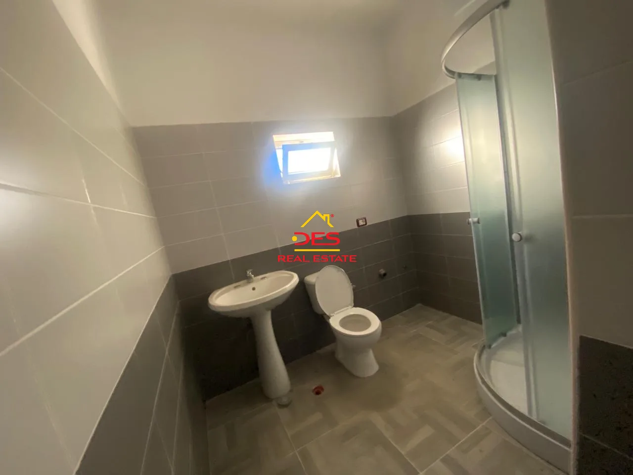 Shitet vilë 3-kate pranë spitalit rajonal,vlorë