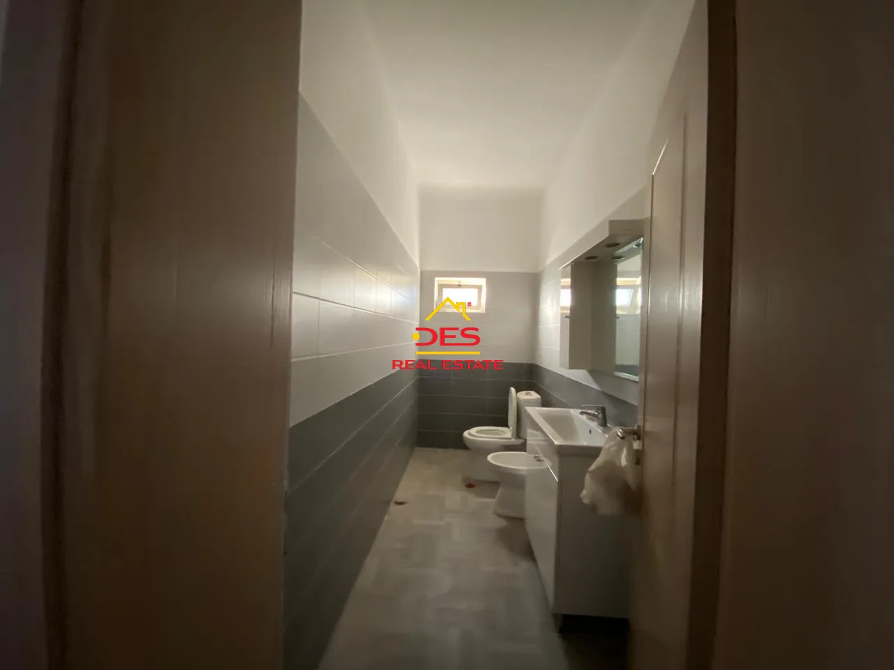 Shitet vilë 3-kate pranë spitalit rajonal,vlorë