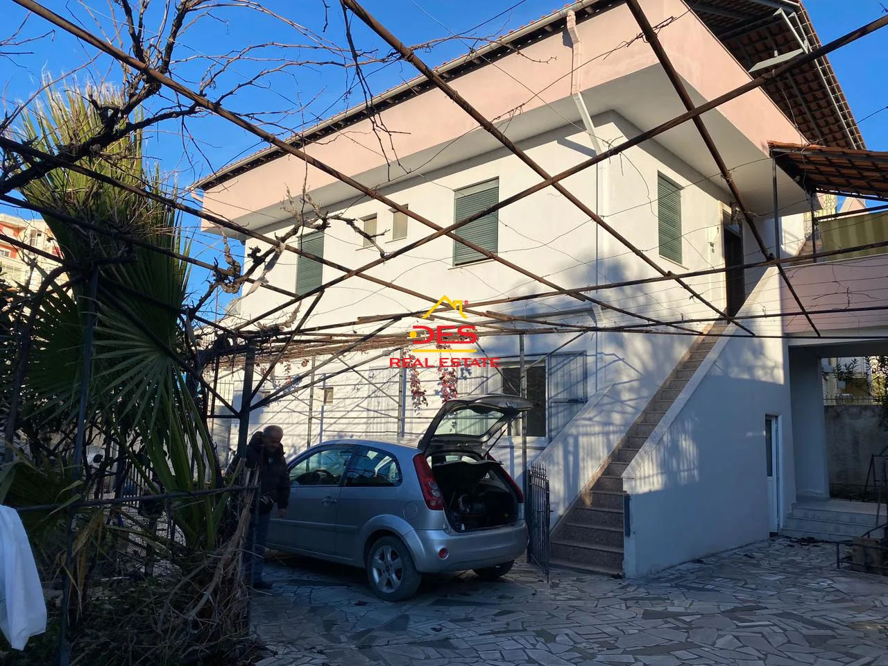Shitet vilë 3-kate pranë spitalit rajonal,vlorë