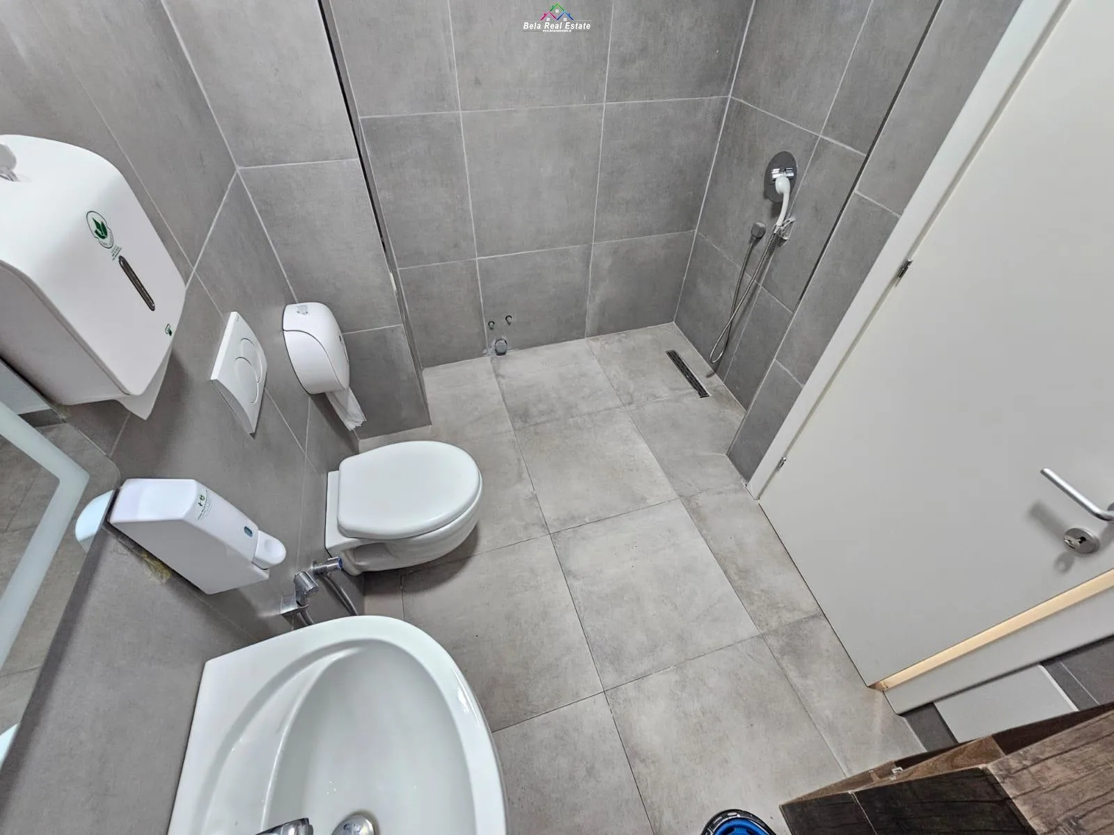 Zyre Me Qera tek Rruga e Barrikadave (ID BZ2688) Tirane