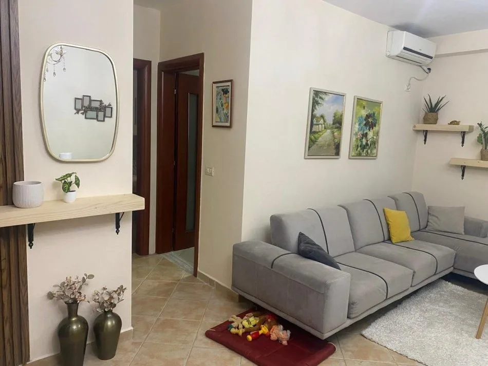 Apartament Me Qera 1+1 Tek Komuna e Parisit (ID B2101161) Tirane.