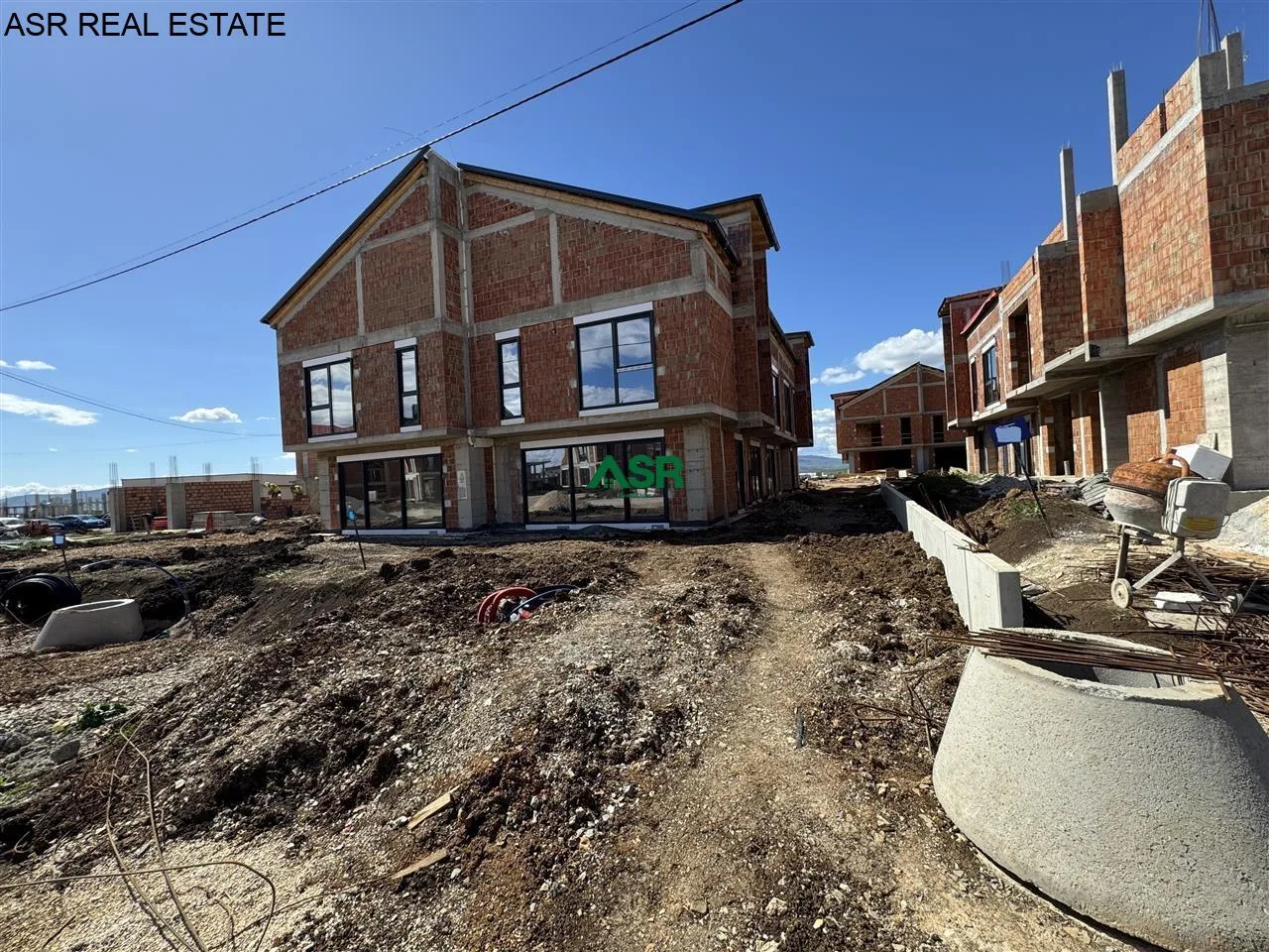 Ofrohet për shitje shtëpia me sipërfaqe 210m² në Lagjen Qendresa e Re në Veterrnik Prishtine ndërtim nga BAU Holding.