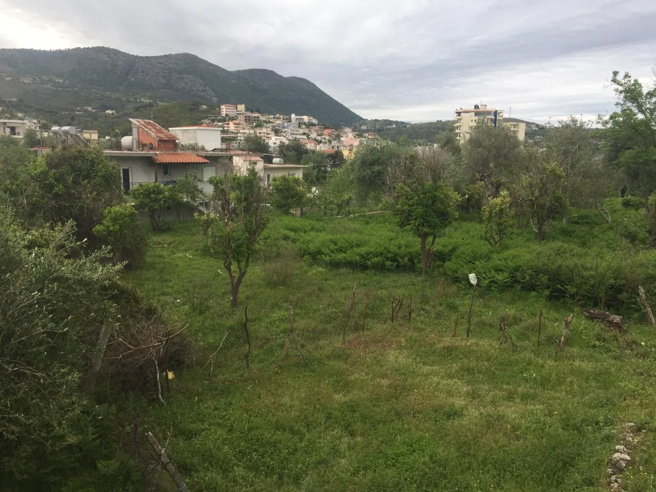 Shitet truall 2500 m² pranë bashkisë himarë