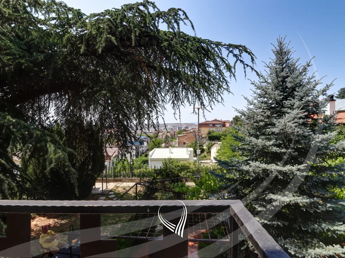 Shtëpi 400m2 në shitje në lagjen Taslixhe