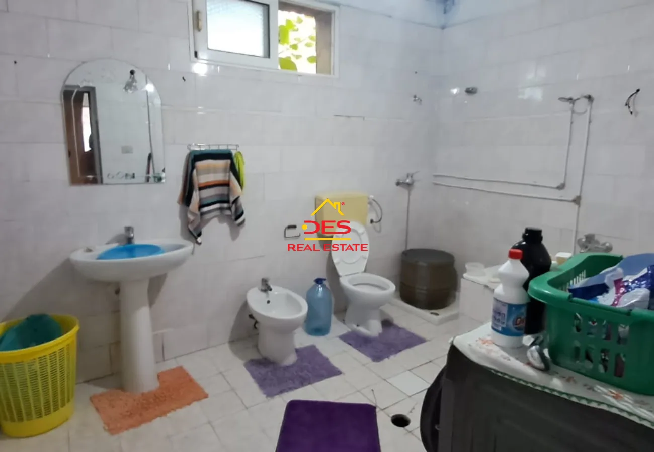 Shitet shtëpi private 3 + 1 pranë spitalit rajonal,vlorë.