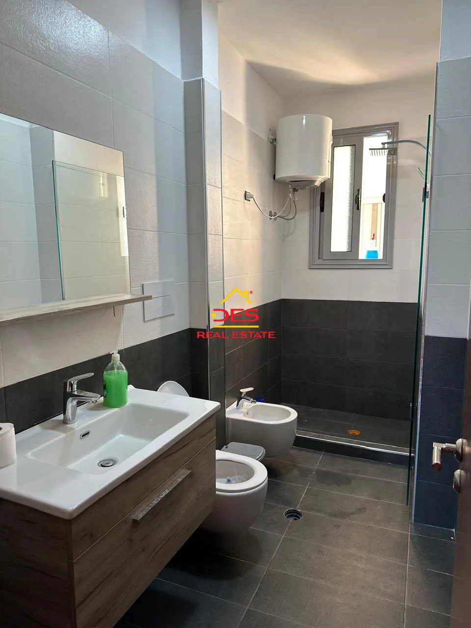Jepet me qira apartament 3+1+2 pranë hotel salvadore, vlorë