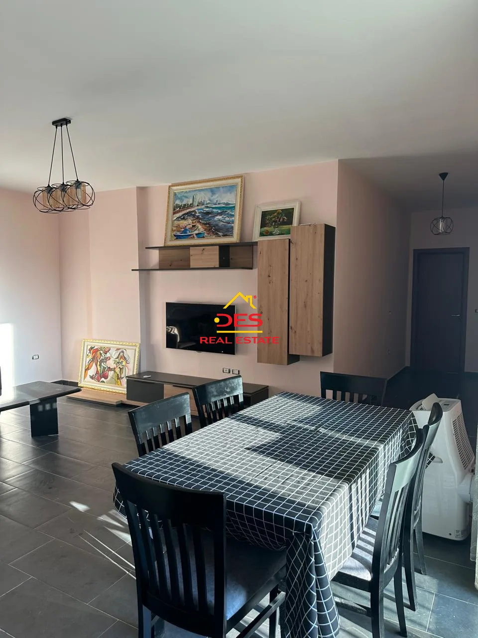 Jepet me qira apartament 3+1+2 pranë hotel salvadore, vlorë