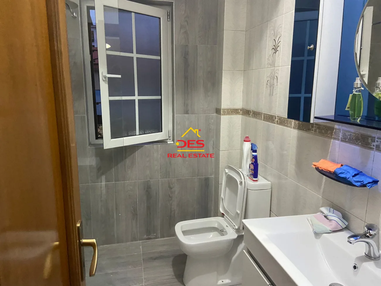Jepet me qira apartament 2+1 në qendër të qytetit, elbasan.