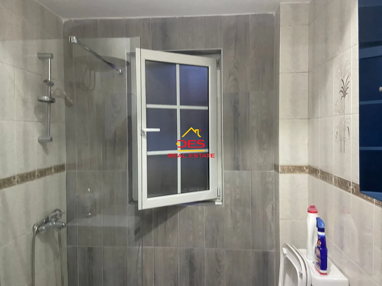 Jepet me qira apartament 2+1 në qendër të qytetit, elbasan.