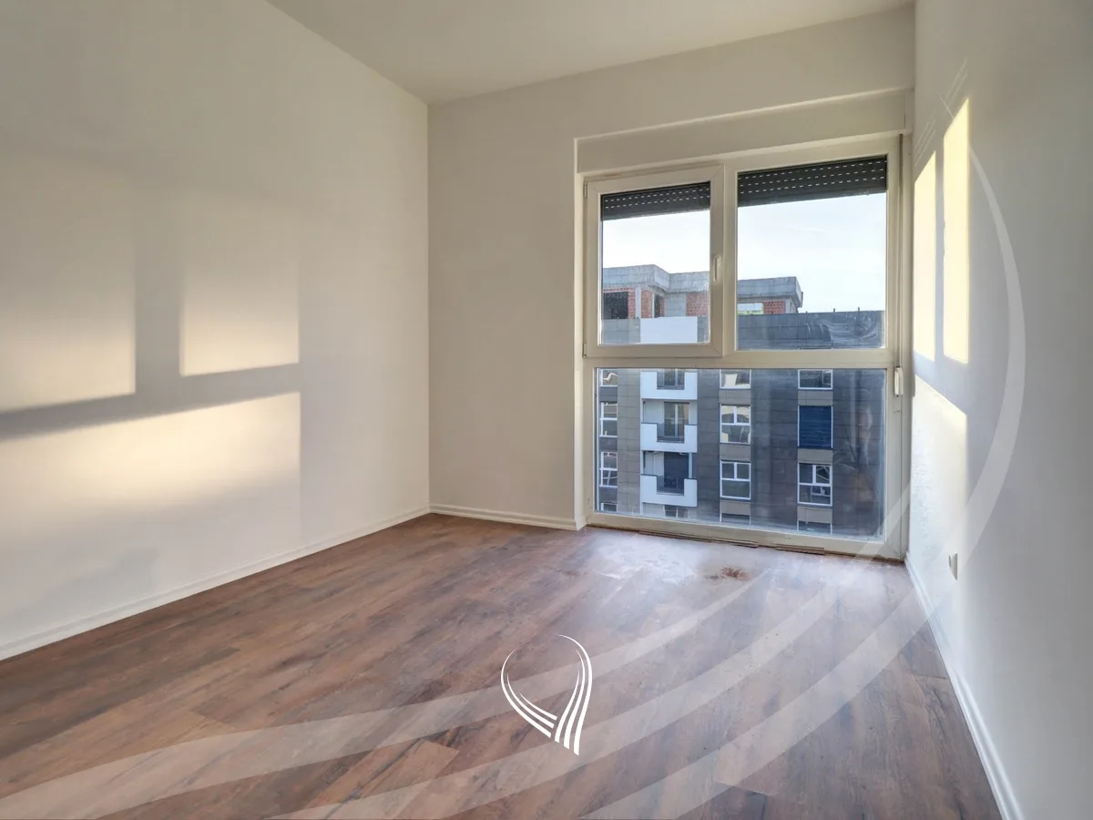 Banesë me 3 dhoma gjumi në shitje në lagjen Mati 1