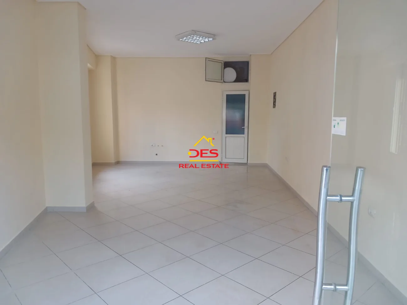 Jepet ambjent biznesi me qira përballë `spitalit rajonal` ,vlorë!