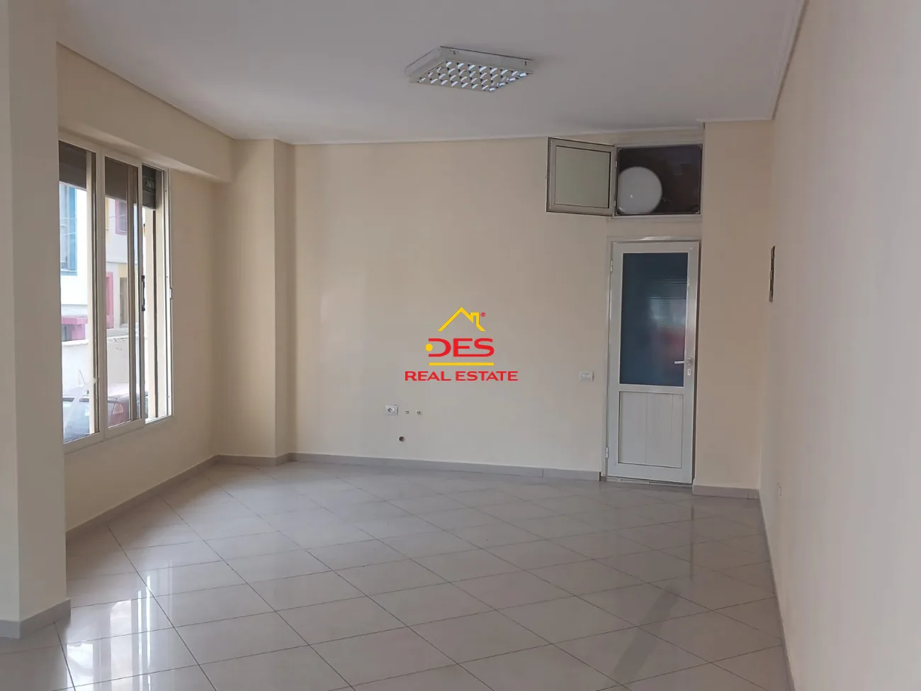 Jepet ambjent biznesi me qira përballë `spitalit rajonal` ,vlorë!
