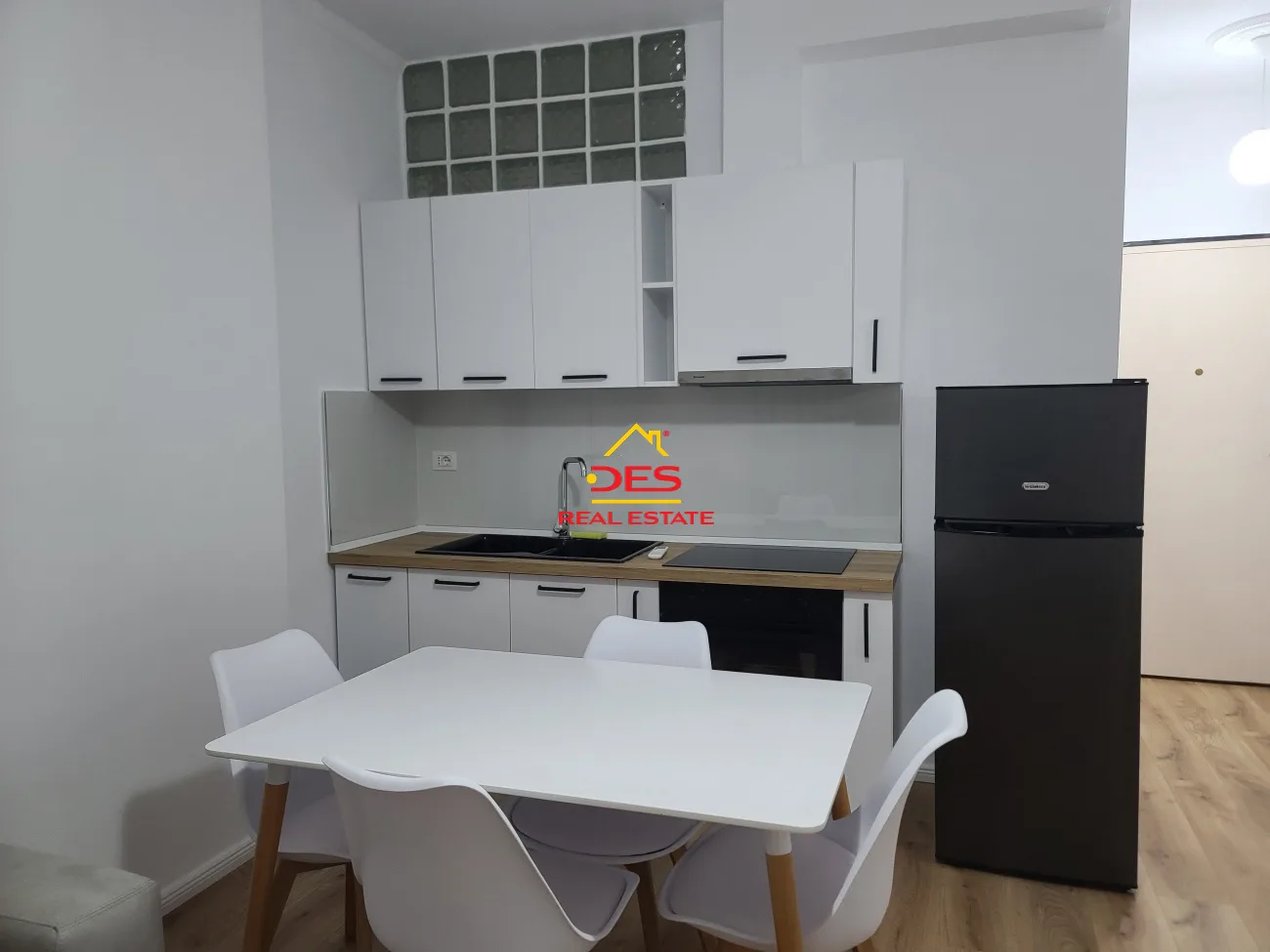 JEPET APARTAMENT 1+1 ME QIRA NË LUNGOMARE, VLORË 📍 Pranë Shkollës së Marinës