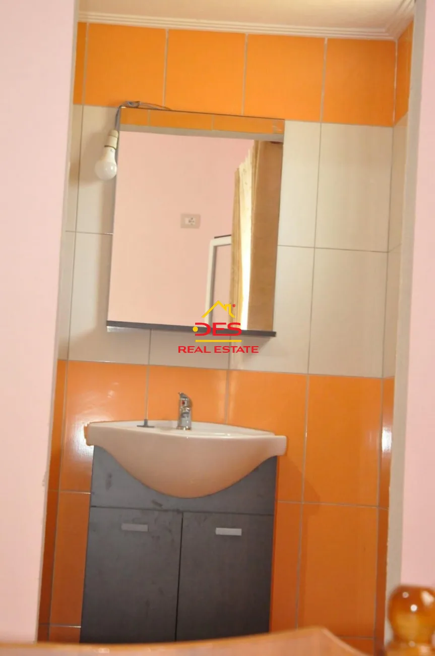 Shitet shtëpi private + toke truall ne delvine