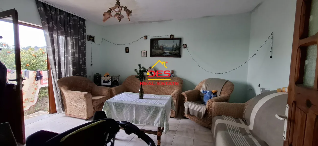 Shitet shtëpi private + truall në lagjen “partizani” , vlorë