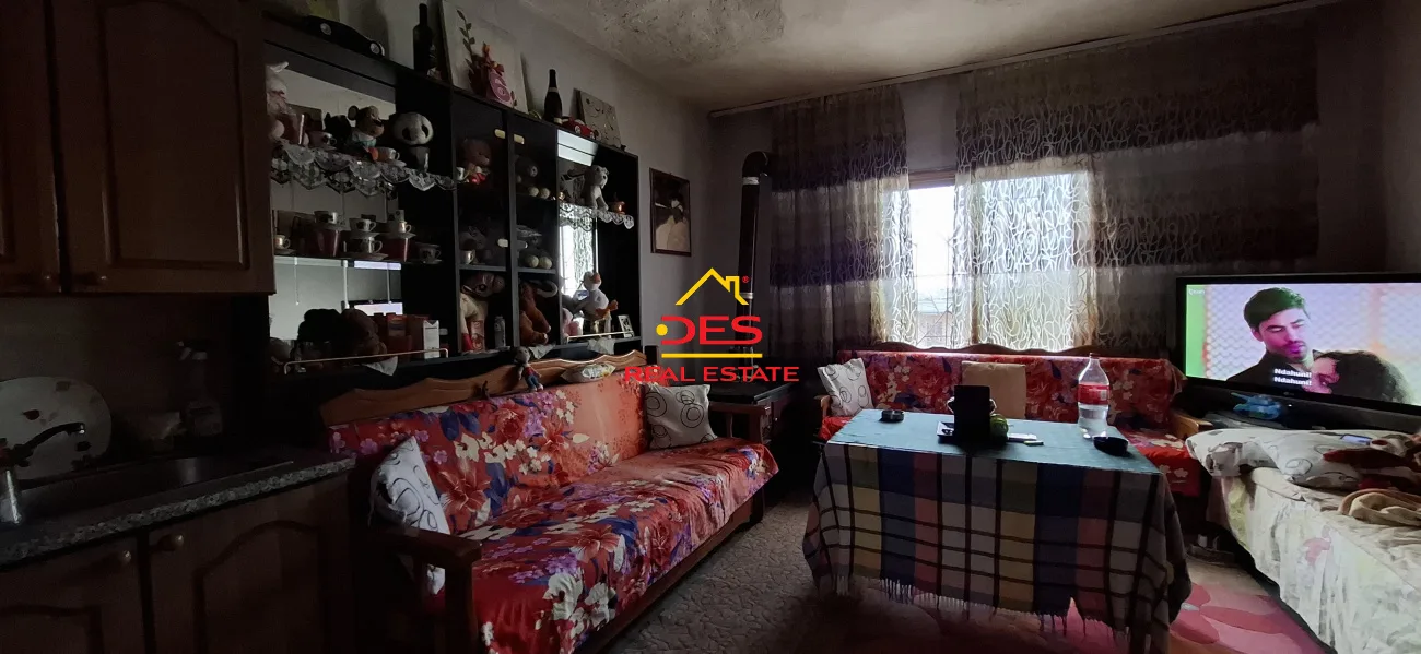 Shitet shtëpi private + truall në lagjen “partizani” , vlorë