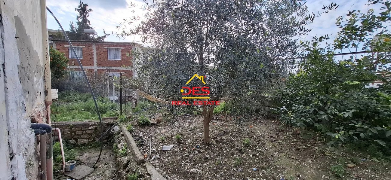 Shitet shtëpi private + truall në lagjen “partizani” , vlorë