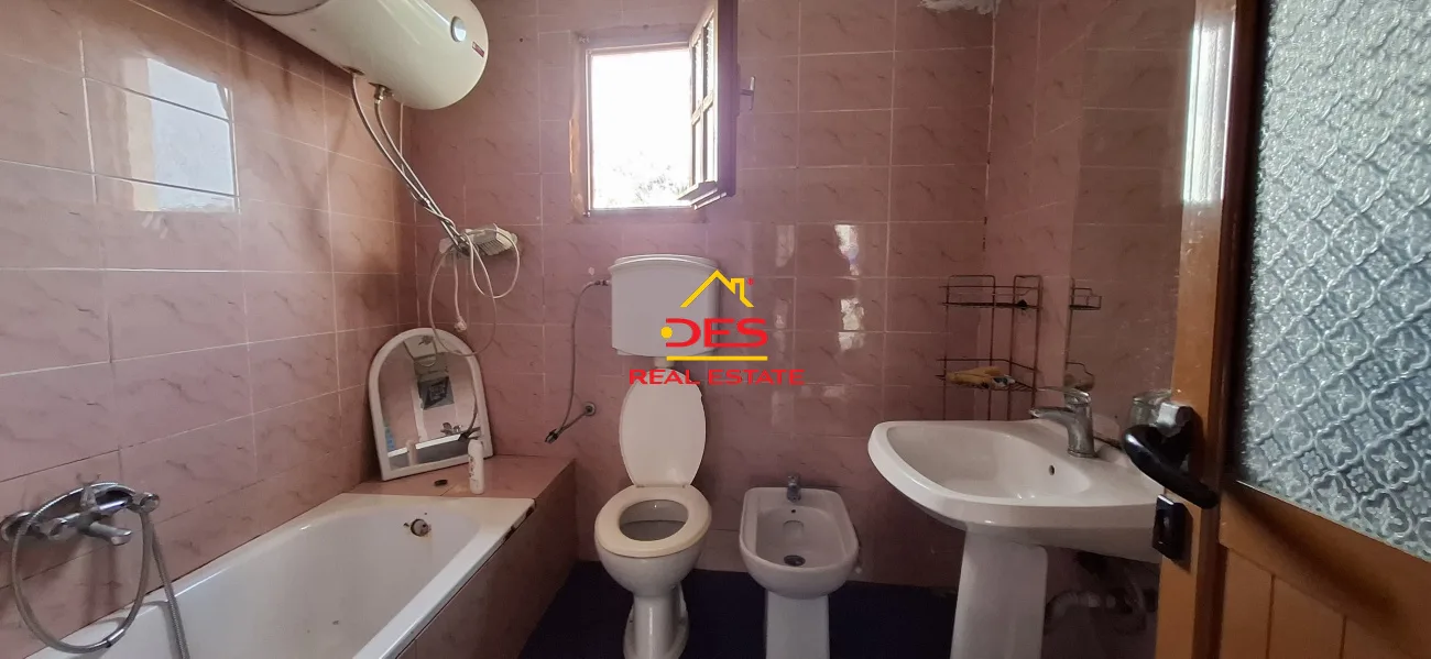 Shitet shtëpi private + truall në lagjen “partizani” , vlorë