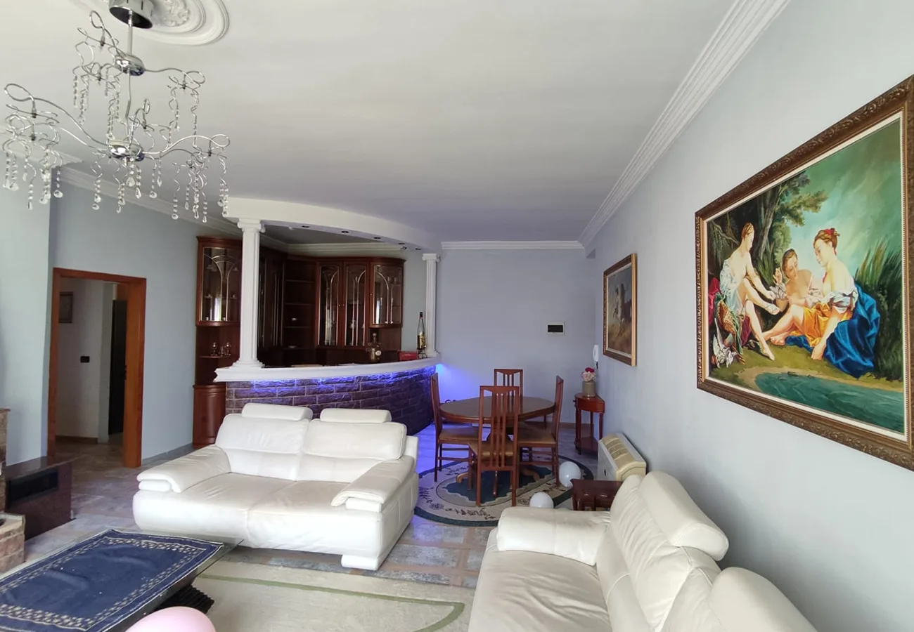 Jepet me qira apartament 2+1 + parking, blloku, tiranë.
