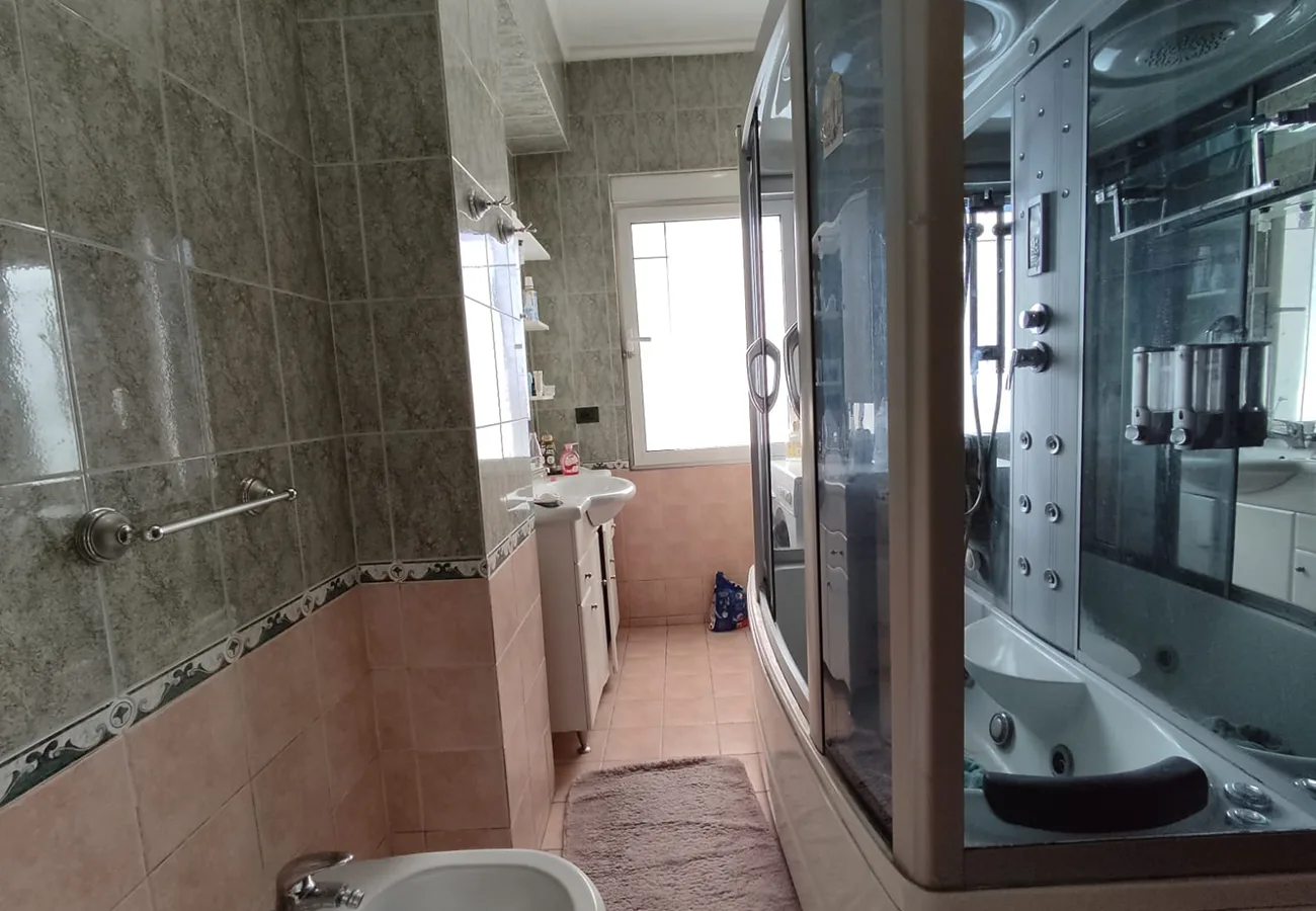 Jepet me qira apartament 2+1 + parking, blloku, tiranë.