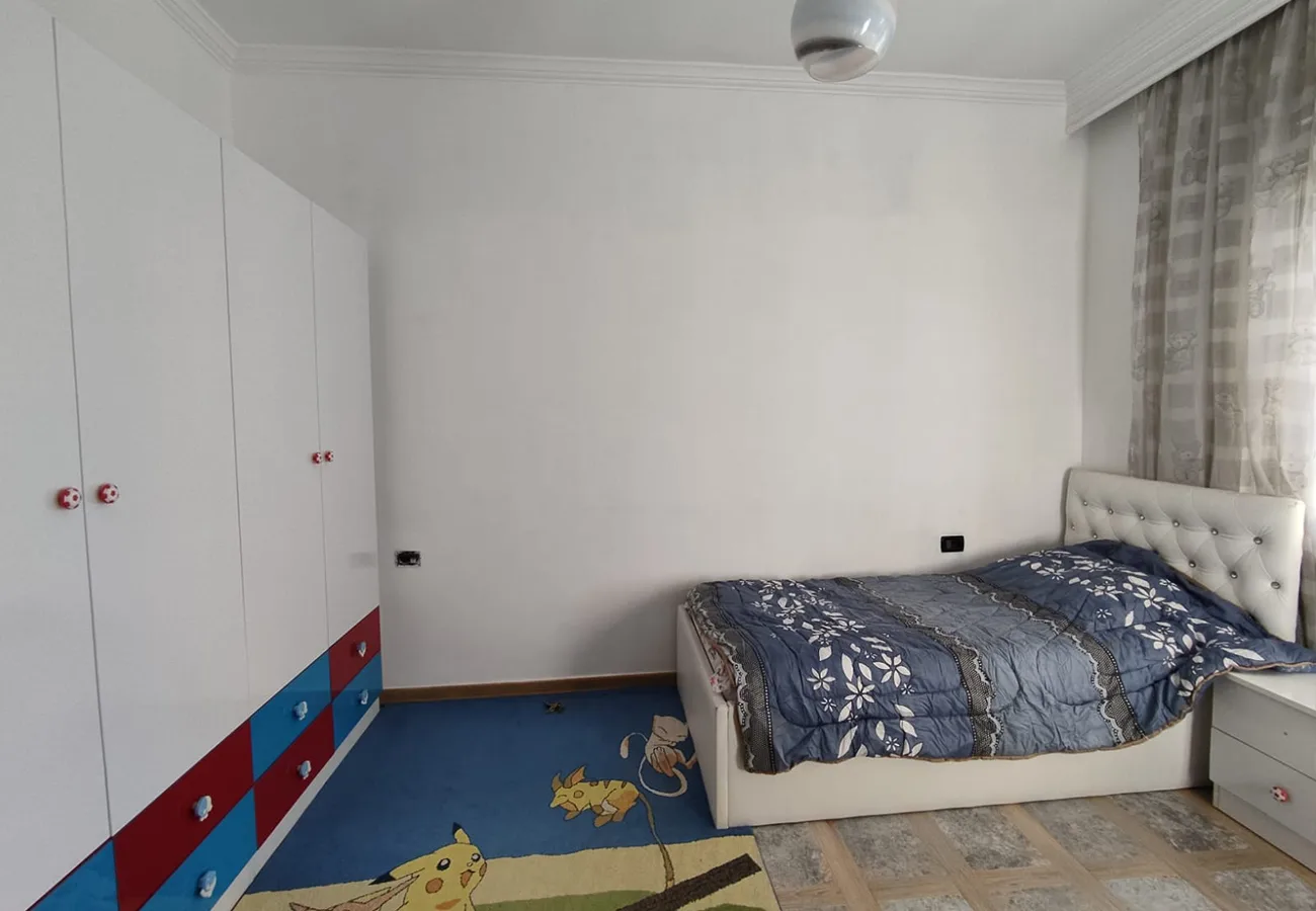 Jepet me qira apartament 2+1 + parking, blloku, tiranë.