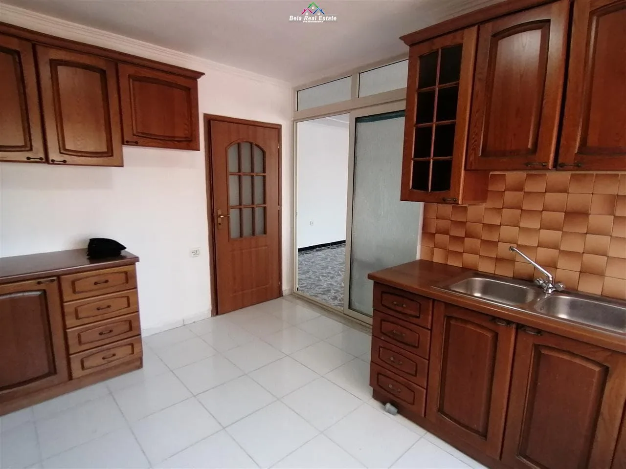 Apartament Me Qera 2+1 Tek Myslym Shyri (ID B221147) Tirane