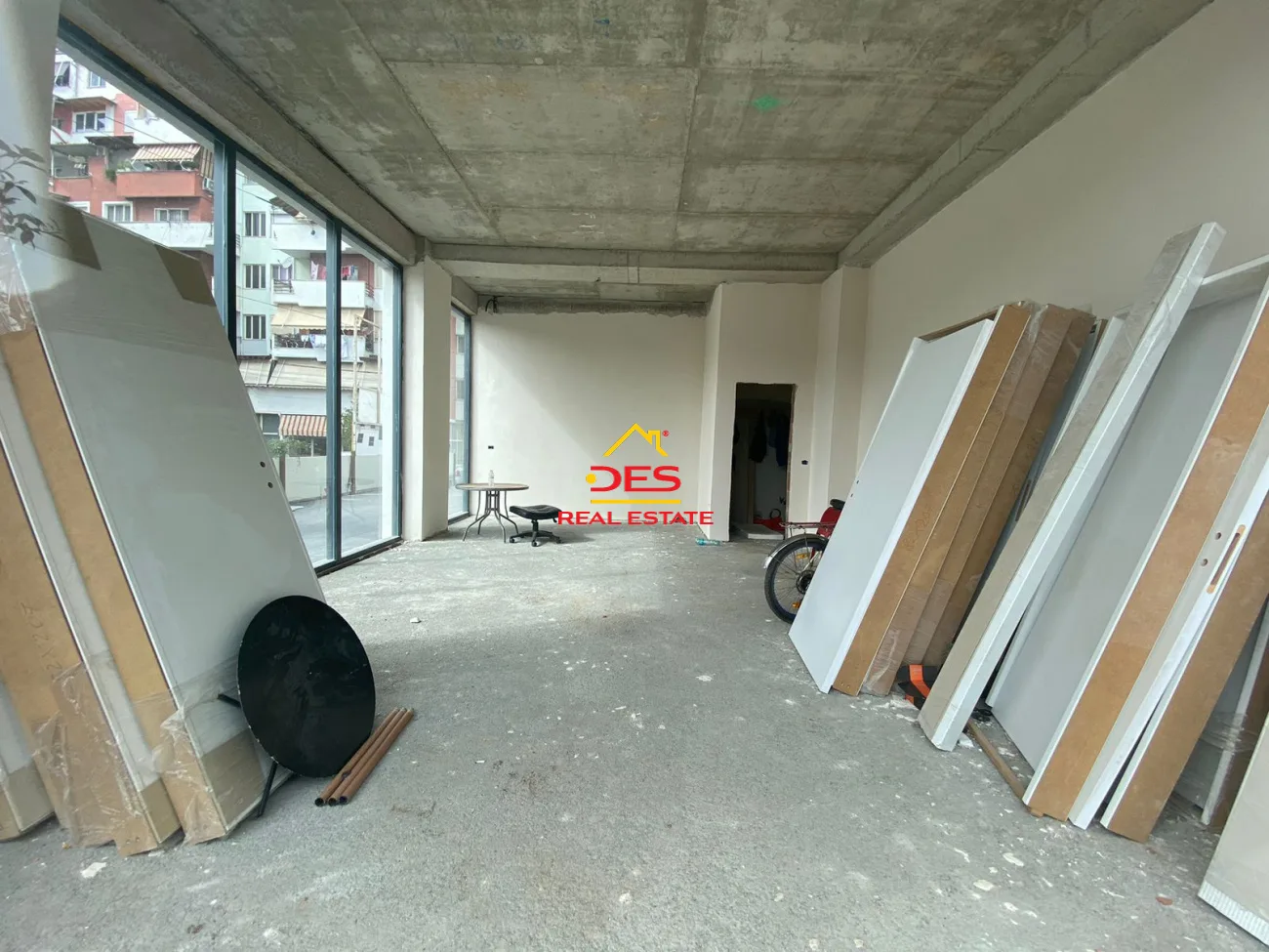 Shitet ambient biznesi në kamëz pranë ullirit, tiranë.