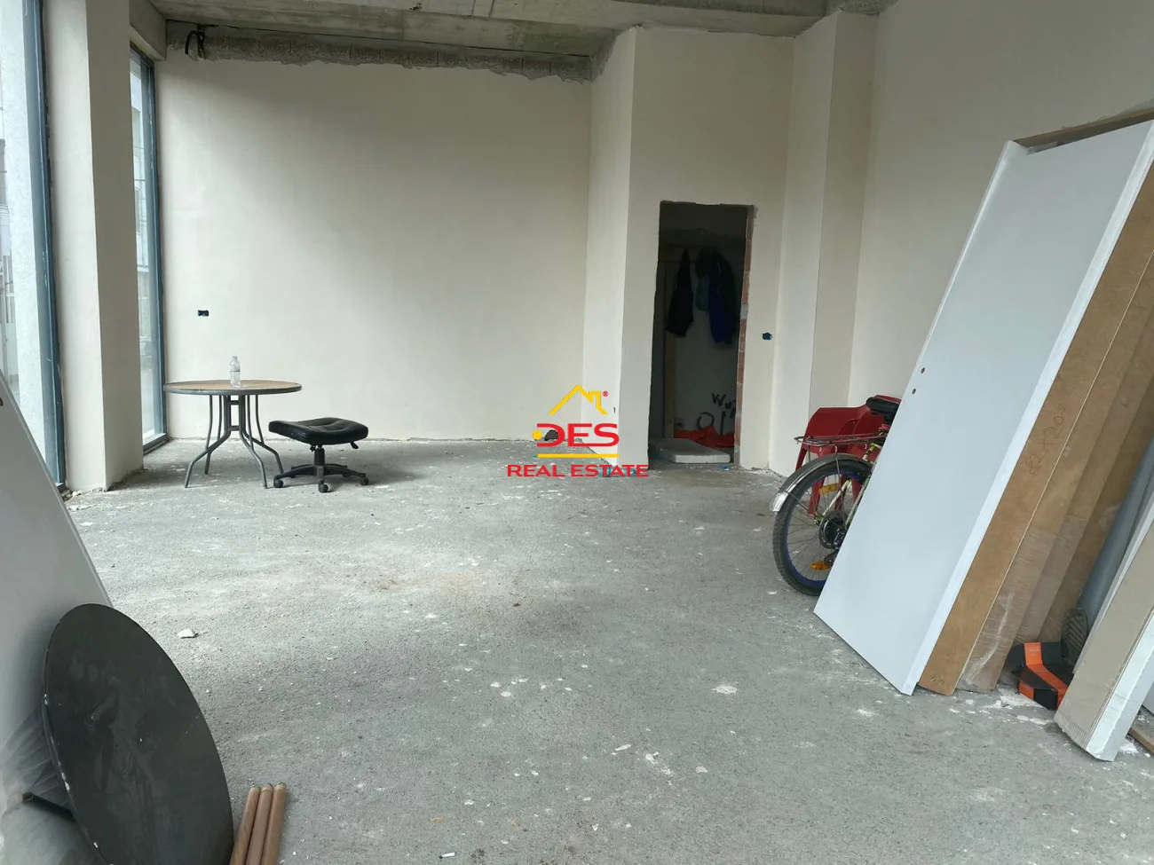 Shitet ambient biznesi në kamëz pranë ullirit, tiranë.