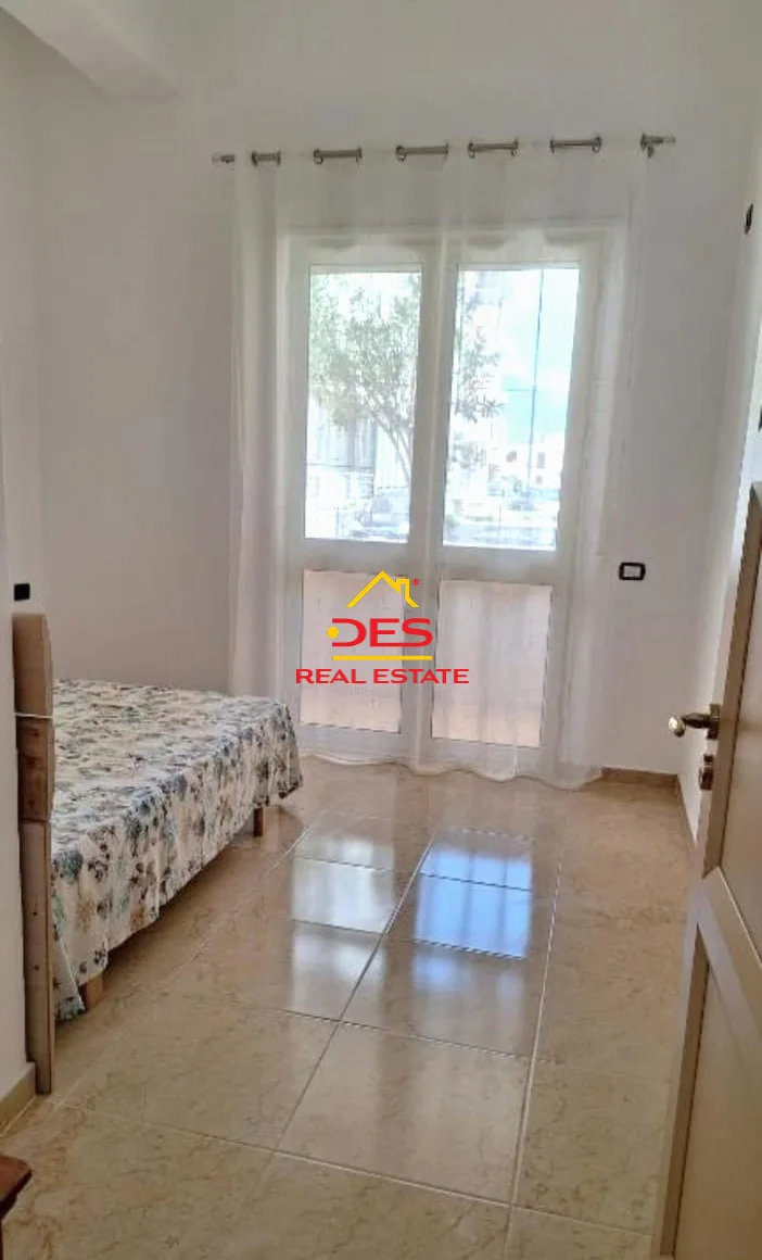 Shitet apartament 1+1 + oborr në orikum