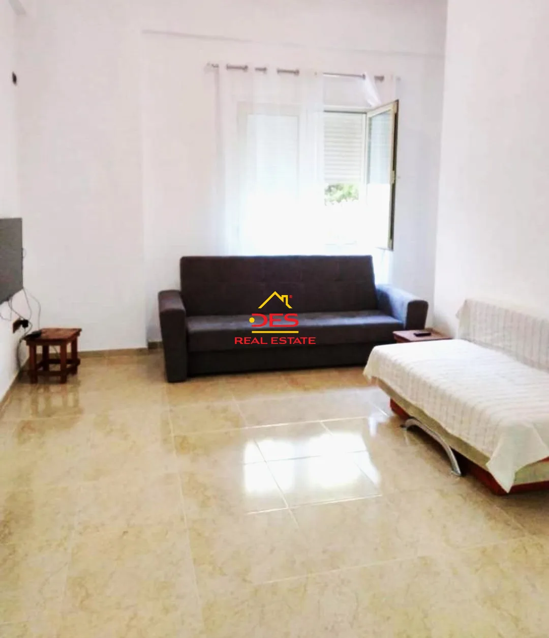 Shitet apartament 1+1 + oborr në orikum