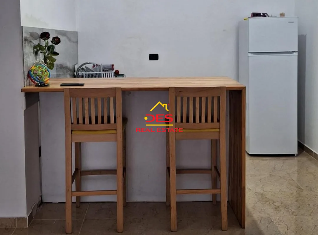 Shitet apartament 1+1 + oborr në orikum