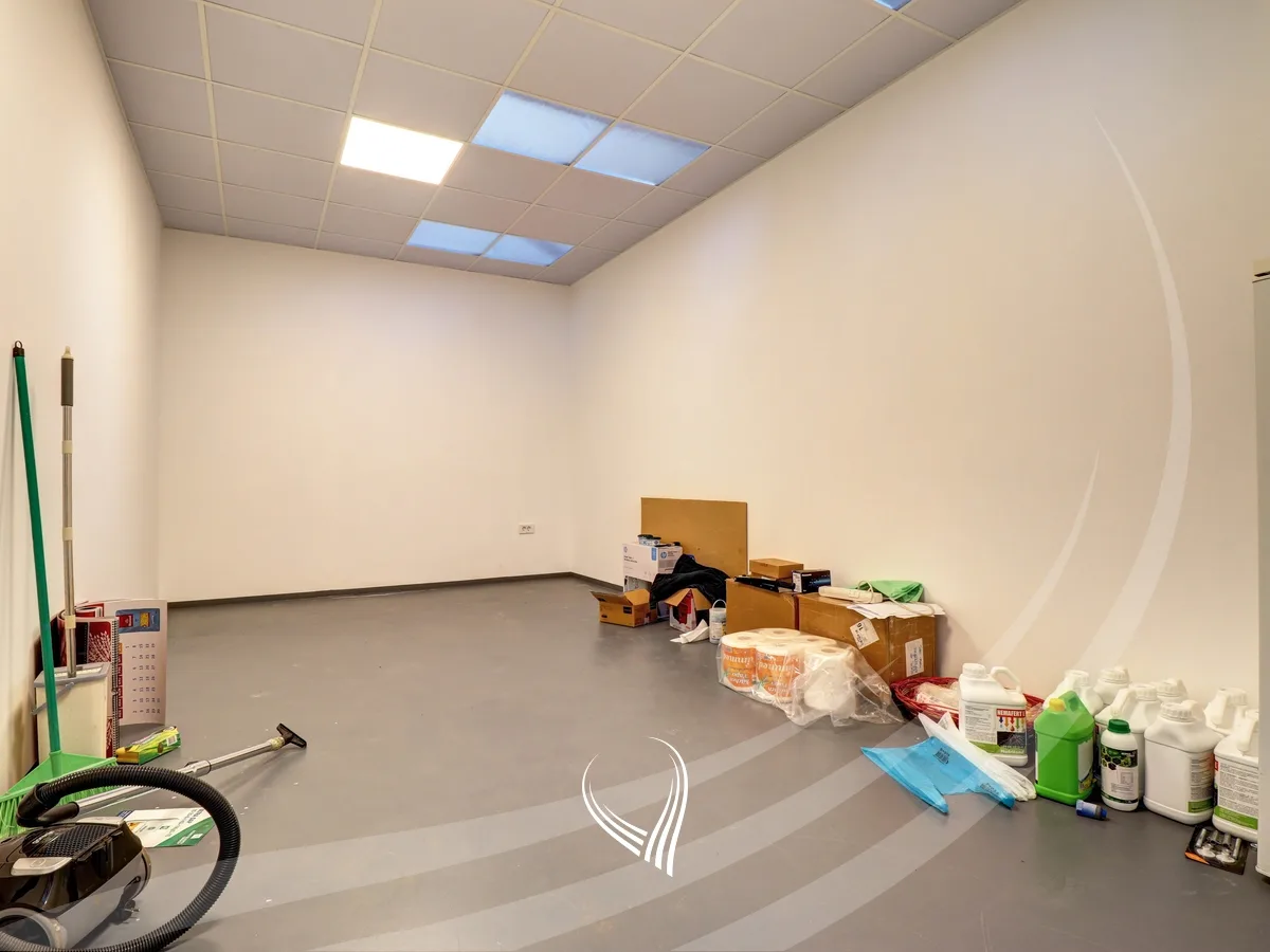 Depo me 425m2 me qira ne magjistralen Prishtinë - Lipjan