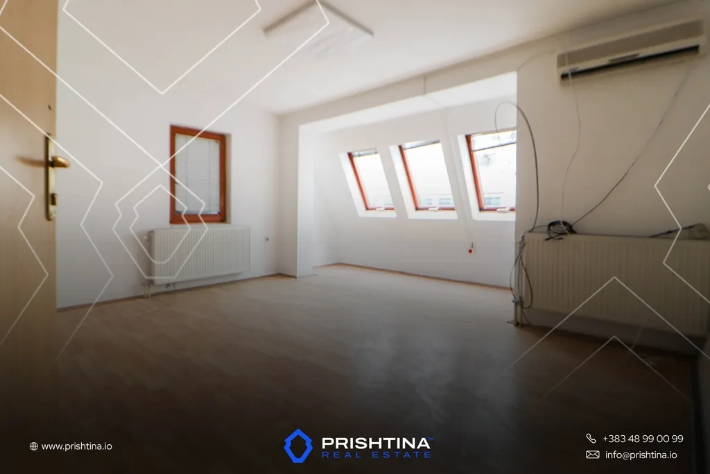 Zyrë me qira 372m² në Pejton