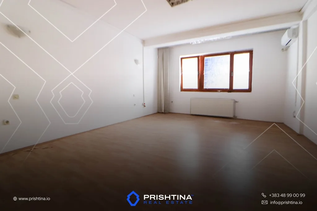 Zyrë me qira 372m² në Pejton