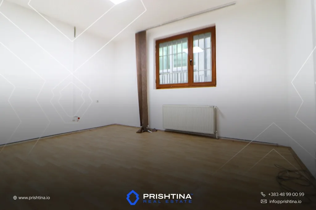 Zyrë me qira 372m² në Pejton