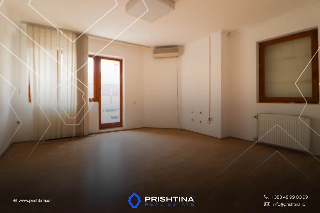 Zyrë me qira 372m² në Pejton