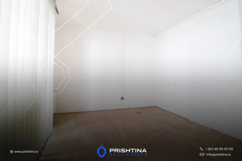 Zyrë me qira 372m² në Pejton