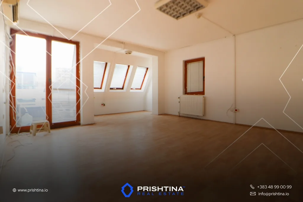 Zyrë me qira 372m² në Pejton