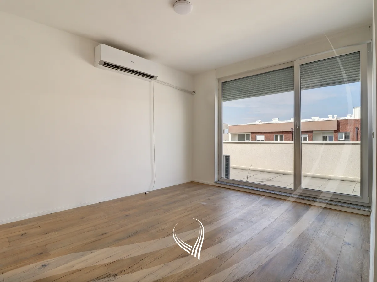 Penthouse me 3 dhoma gjumi me qira në lagjen Mati 1 – Model Slovenia
