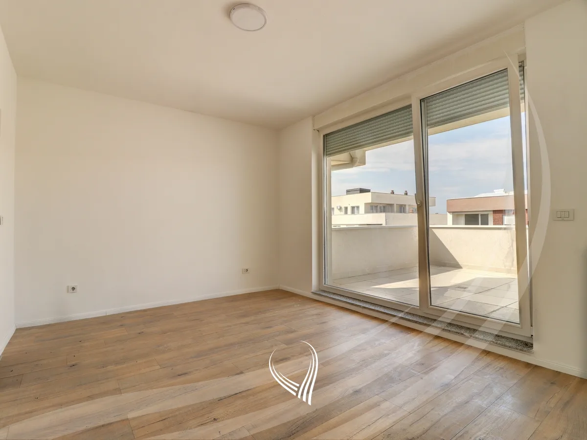 Penthouse me 3 dhoma gjumi me qira në lagjen Mati 1 – Model Slovenia