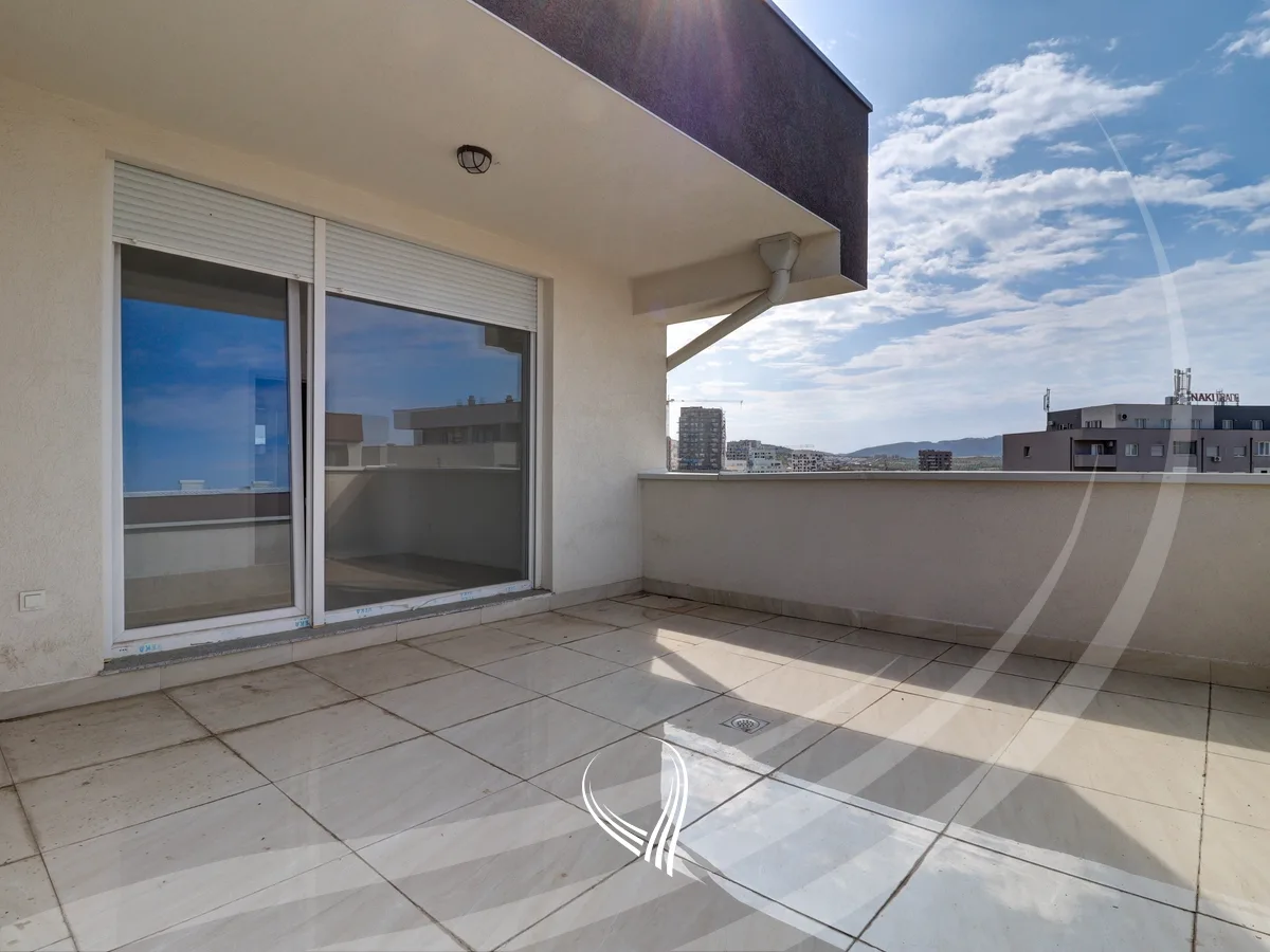 Penthouse me 3 dhoma gjumi me qira në lagjen Mati 1 – Model Slovenia
