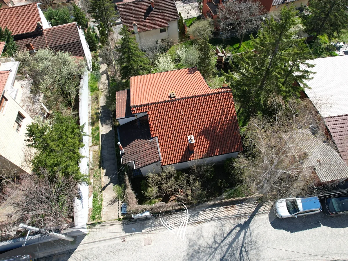 Shtepi 300m2 në shitje në lagjen Taslixhe