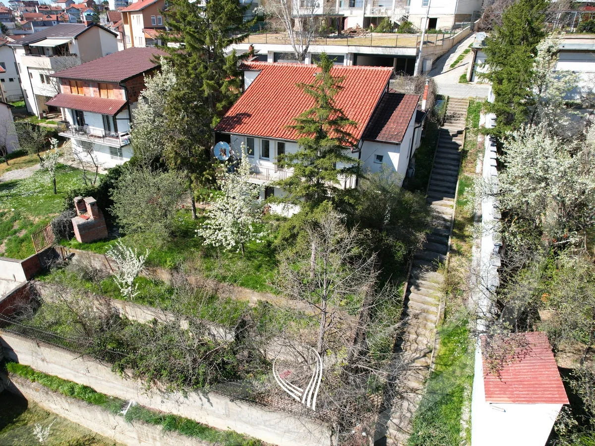 Shtepi 300m2 në shitje në lagjen Taslixhe
