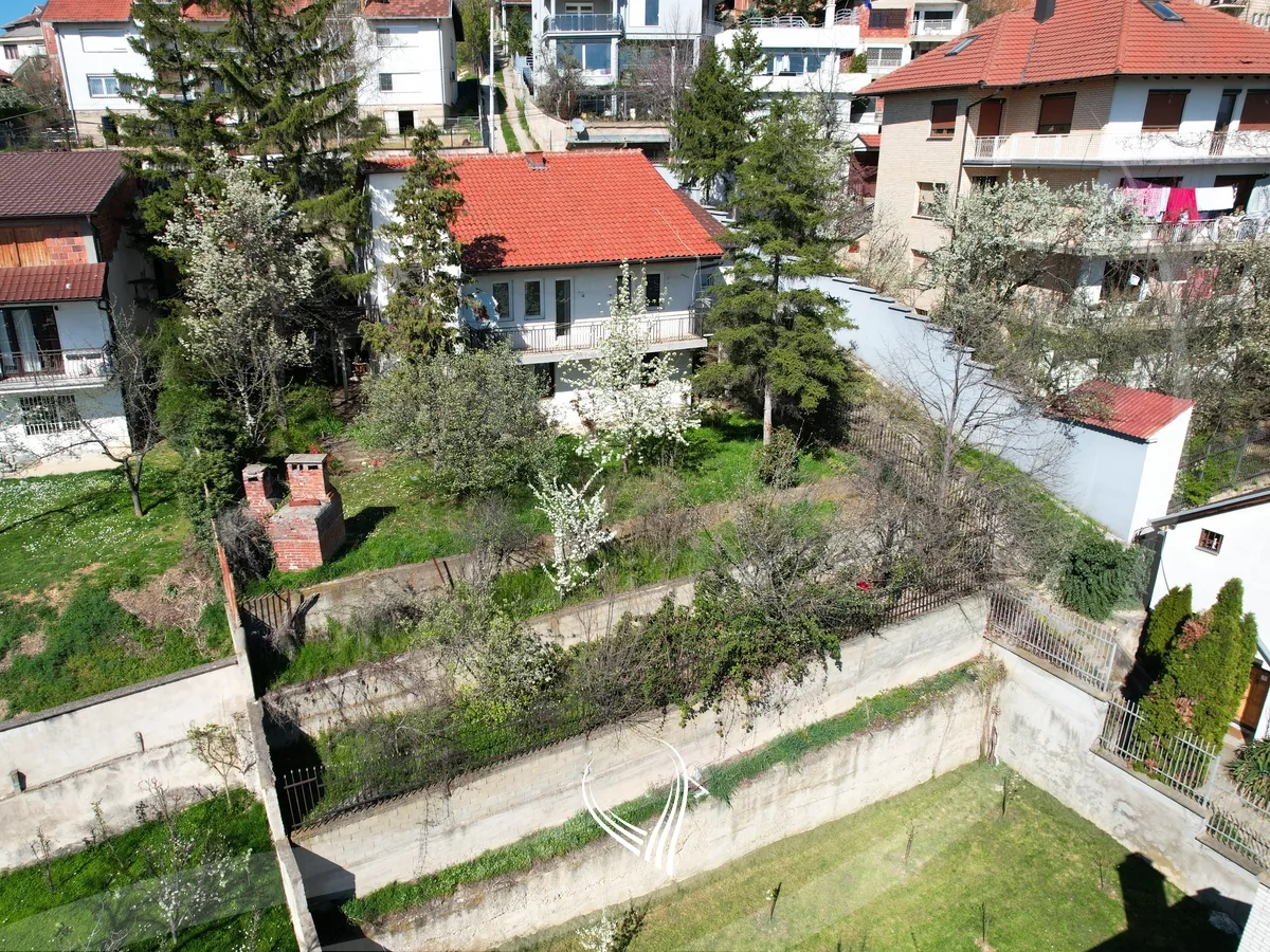 Shtepi 300m2 në shitje në lagjen Taslixhe