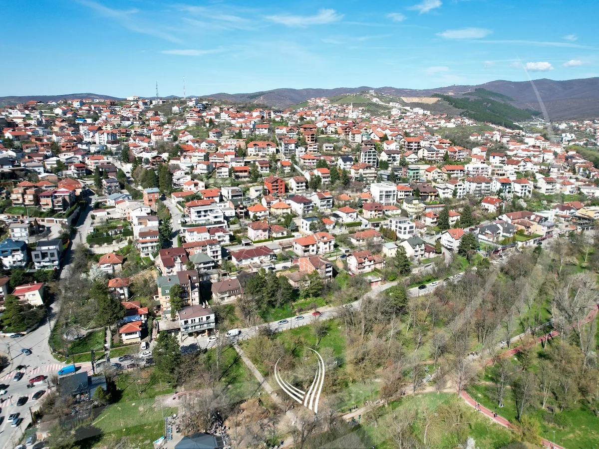 Shtepi 300m2 në shitje në lagjen Taslixhe