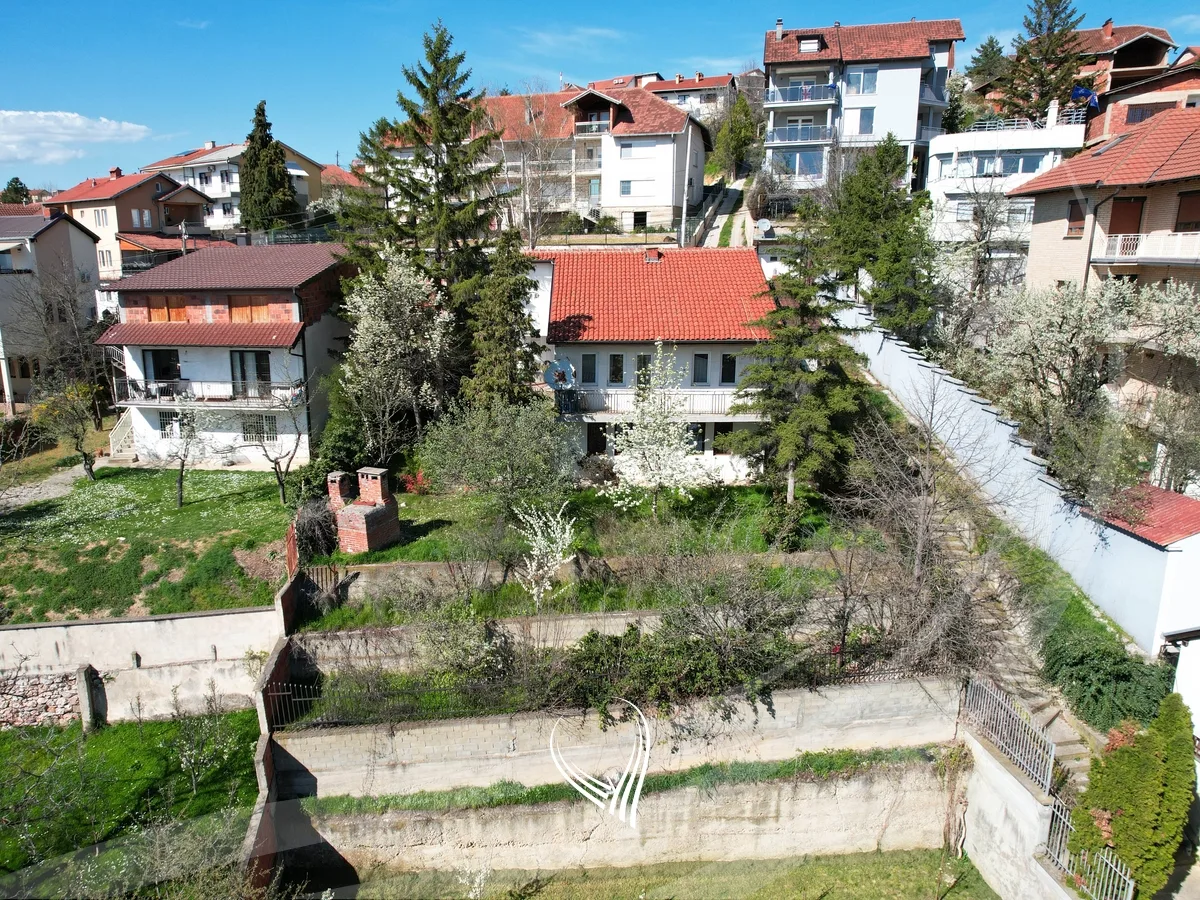 Shtepi 300m2 në shitje në lagjen Taslixhe