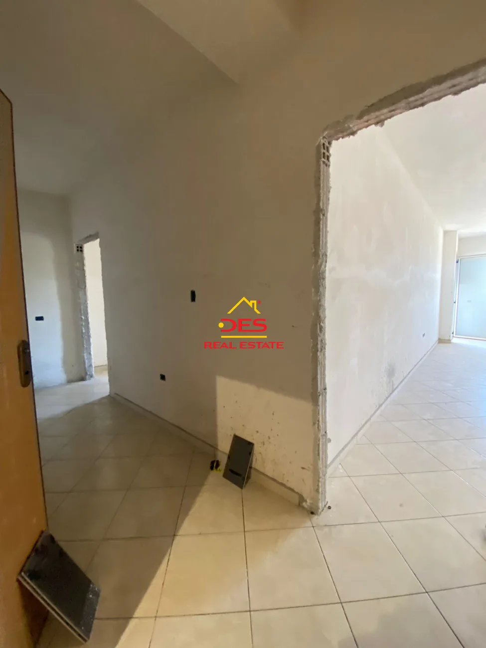 Shitet apartament 2+1 pranë sheshit te flamurit, vlorë