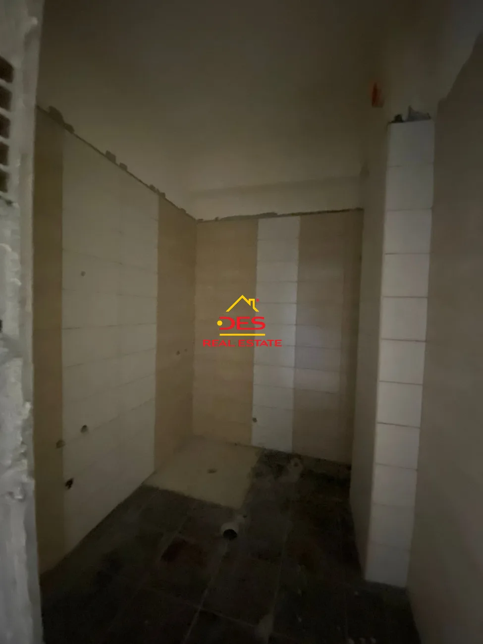 Shitet apartament 2+1 pranë sheshit te flamurit, vlorë